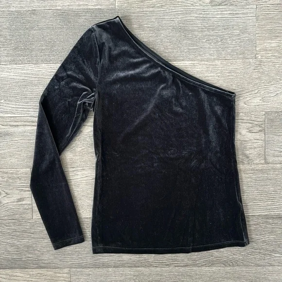 🌼OLD NAVY🌼 Velvet One Shoulder Top in Black Jack - Picture 4 of 10